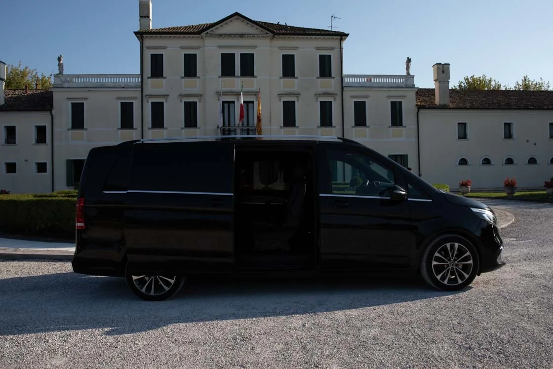 Mercedes Classe S nera tre quarti anteriore, sfondo verde Mercedes Classe S nera tre quarti anteriore, sfondo verde