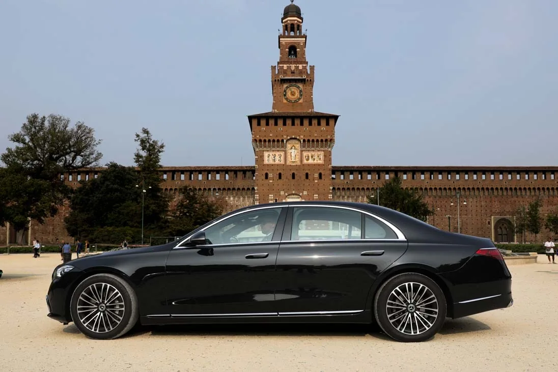 Mercedes Classe S nera in profilo, Castello Sforzesco Milano