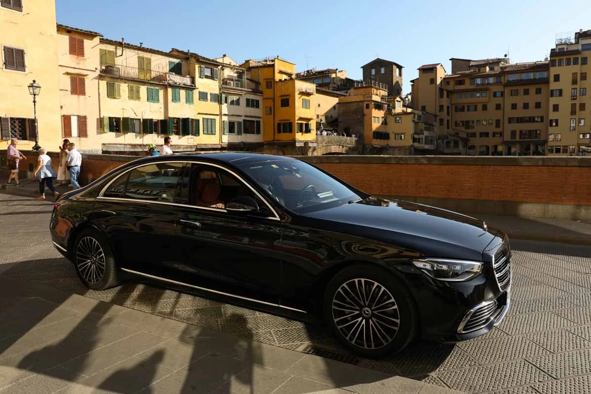 Mercedes Classe S nera tre quarti, lungarno Firenze