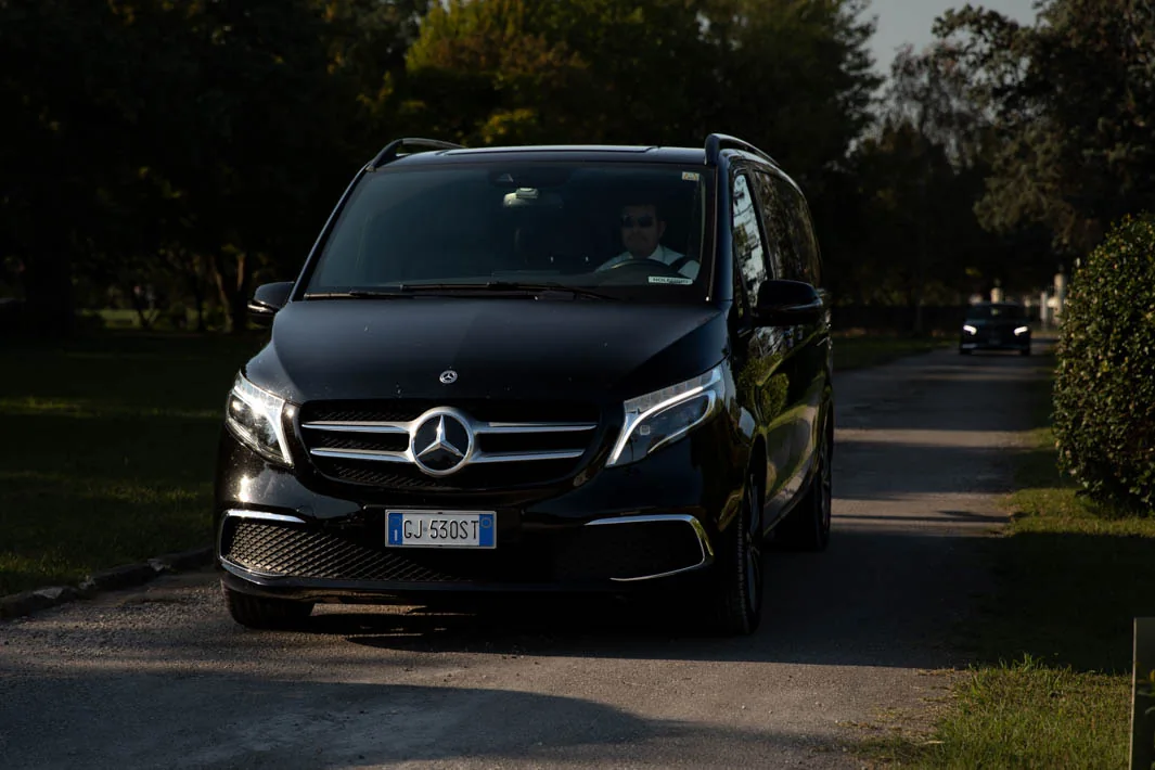 Mercedes Classe S nera tre quarti posteriore, sfondo verde Mercedes Classe S nera tre quarti posteriore, sfondo verde