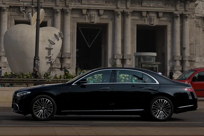 Mercedes Classe S nera in profilo su strada di Milano Mercedes Classe S nera in profilo su strada di Milano