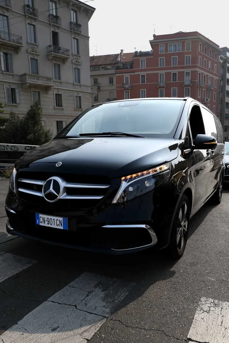 Mercedes Classe S nera tre quarti, sfondo verde naturale Mercedes Classe S nera tre quarti, sfondo verde naturale