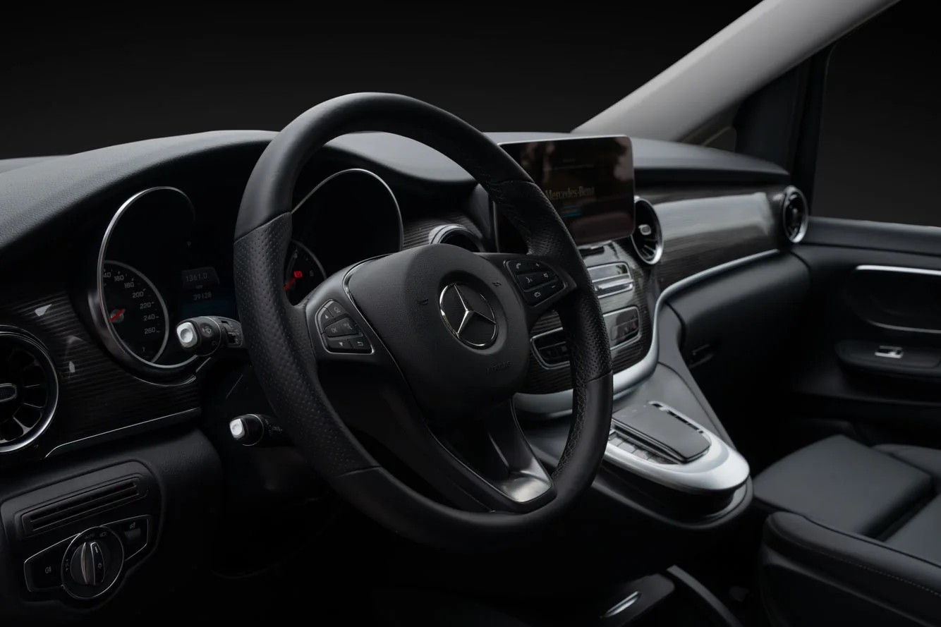 Mercedes Classe S nera tre quarti, parcheggio Mercedes Classe S nera tre quarti, parcheggio