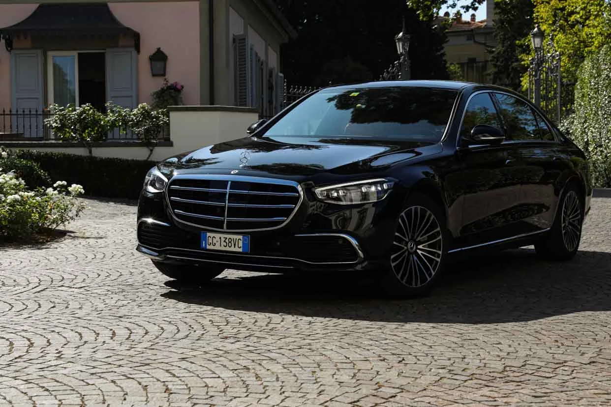 Mercedes Classe S nera su sampietrini davanti a villa italiana