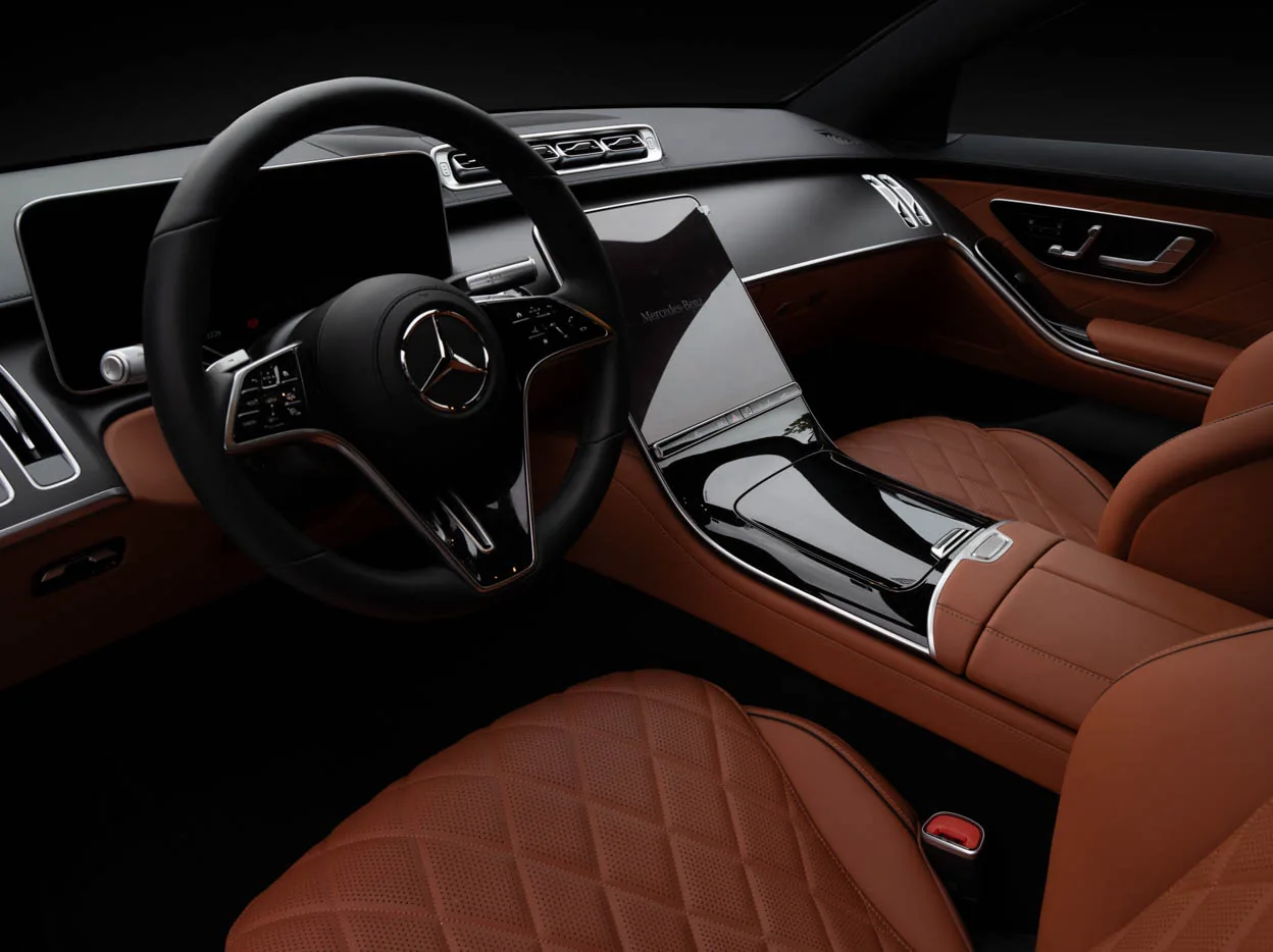 Cockpit Mercedes Classe S con pelle cognac e display panoramico