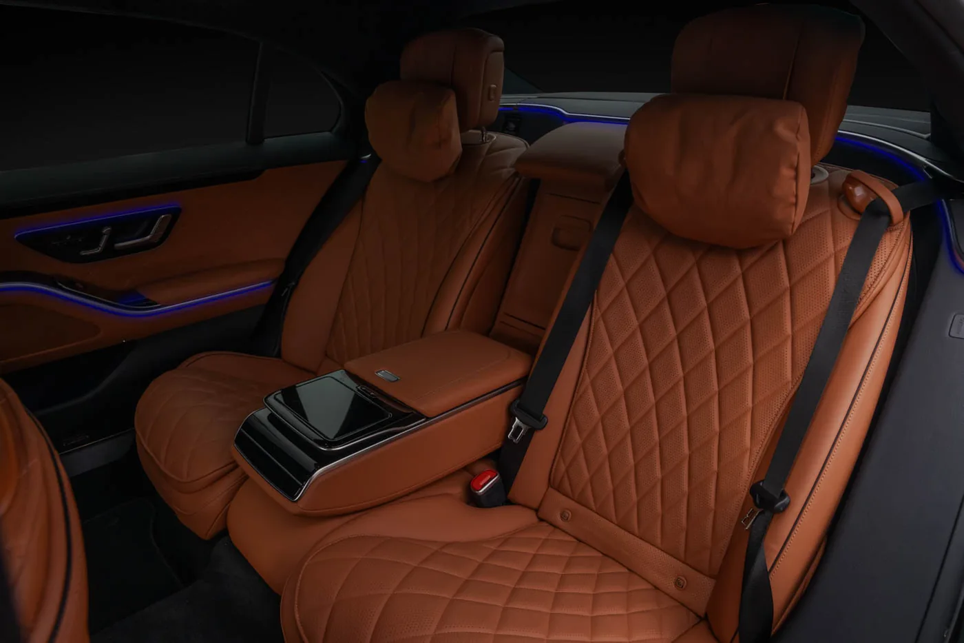 Interno Mercedes Classe S, sedili pelle cognac con luce ambientale blu