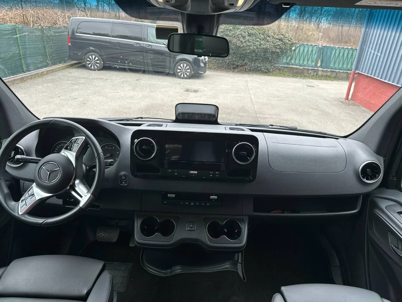 Cruscotto Mercedes Sprinter con V-Class sullo sfondo Cruscotto Mercedes Sprinter con V-Class sullo sfondo