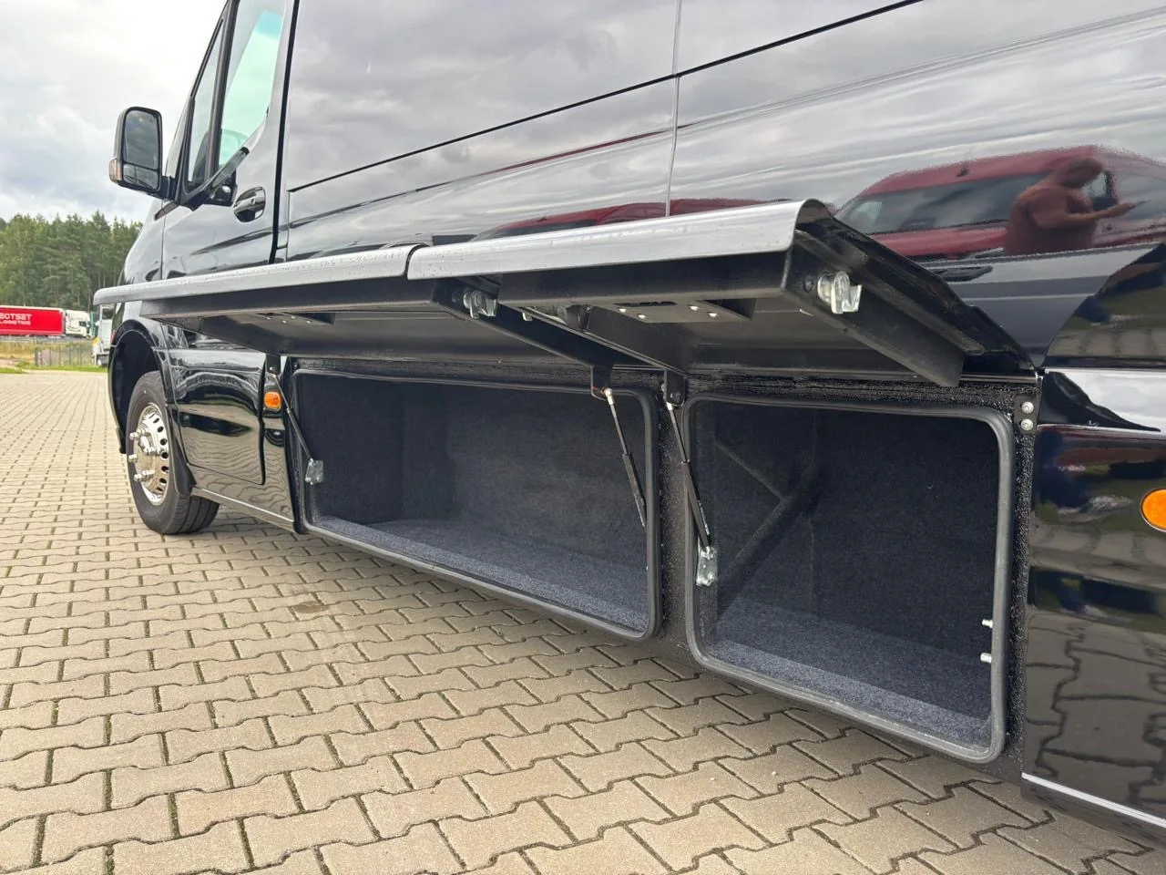 Minibus Mercedes Sprinter luxury nero, tre quarti Minibus Mercedes Sprinter luxury nero, tre quarti