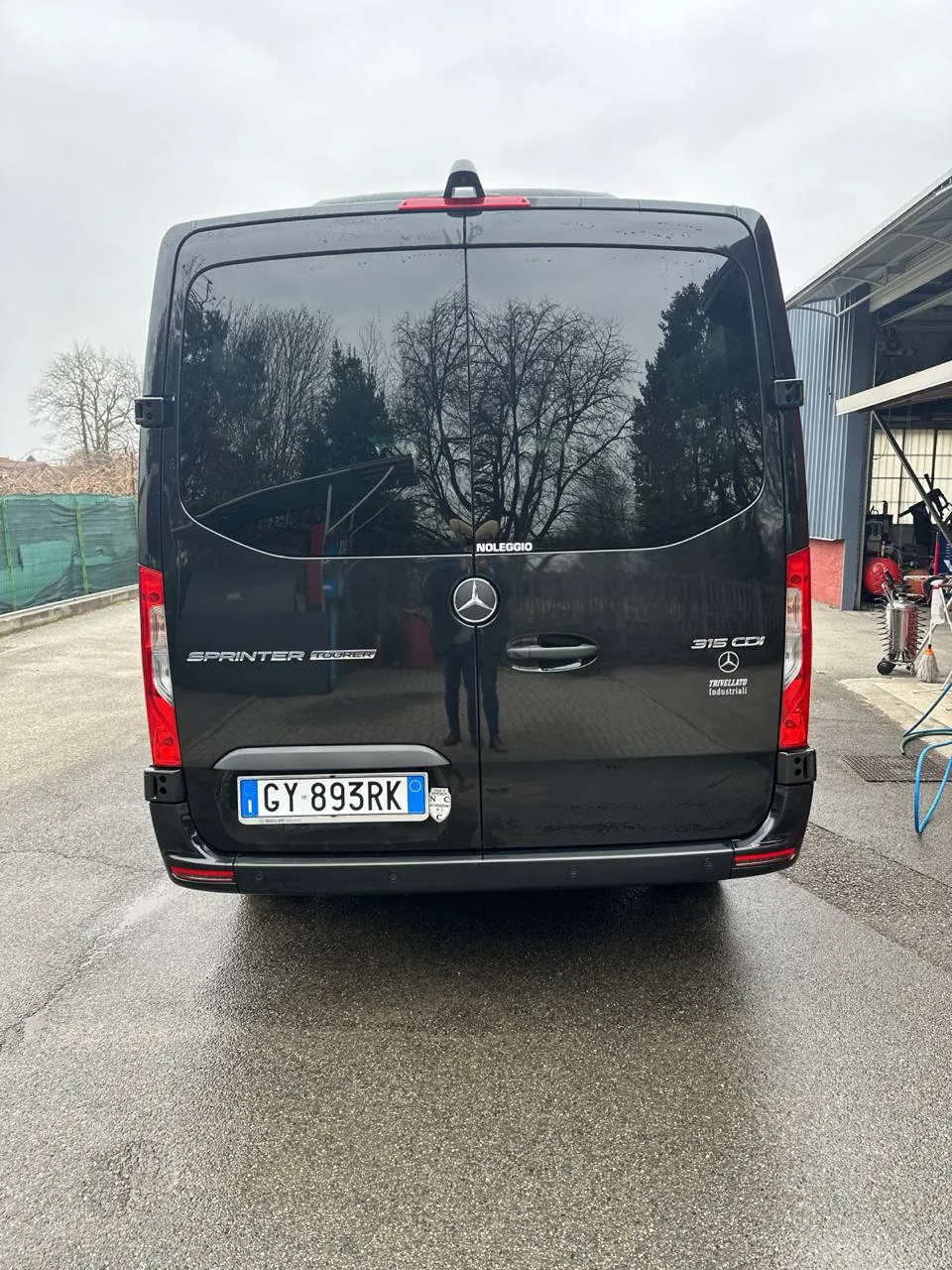 Minivan Mercedes Sprinter nero frontale ravvicinato Minivan Mercedes Sprinter nero frontale ravvicinato
