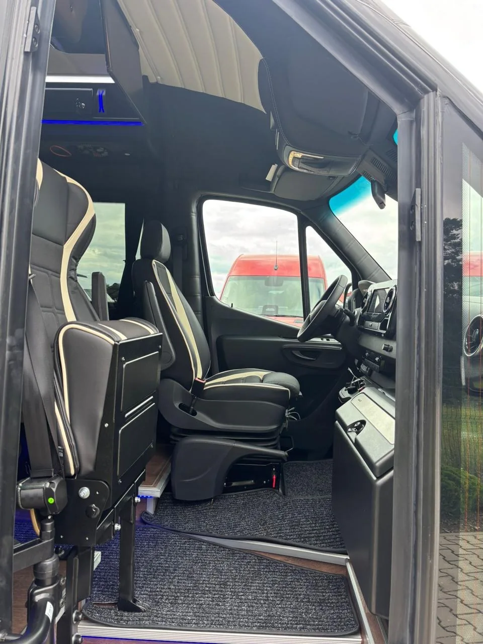 Minivan Mercedes Sprinter nero laterale, parcheggio Minivan Mercedes Sprinter nero laterale, parcheggio
