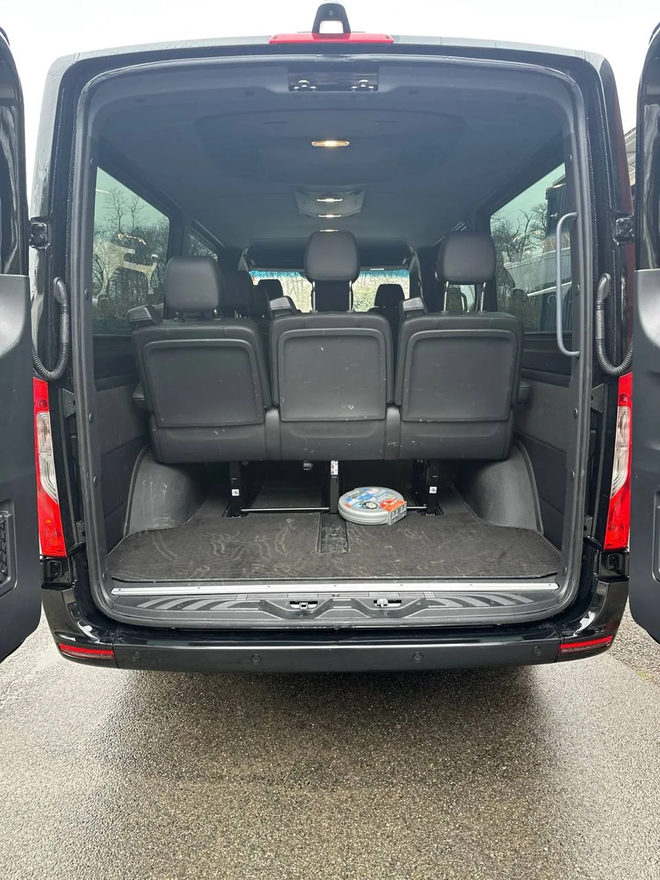 Minivan Mercedes Sprinter nero laterale Minivan Mercedes Sprinter nero laterale