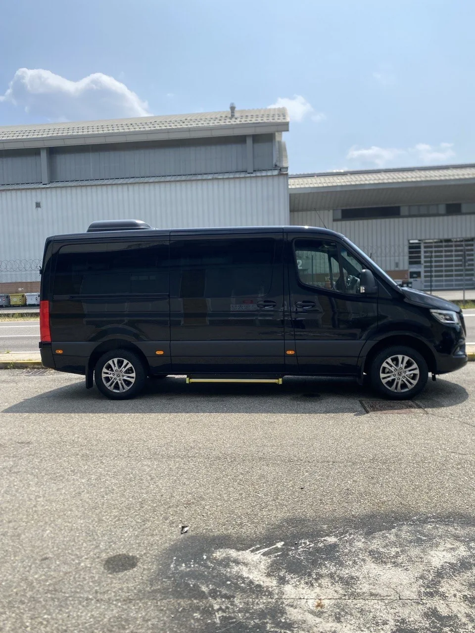 Minivan Mercedes Sprinter nero tre quarti posteriore Minivan Mercedes Sprinter nero tre quarti posteriore