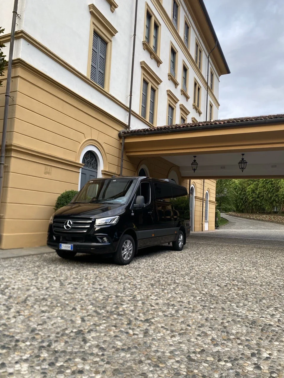 Minivan Mercedes Sprinter nero profilo, contesto urbano Minivan Mercedes Sprinter nero profilo, contesto urbano