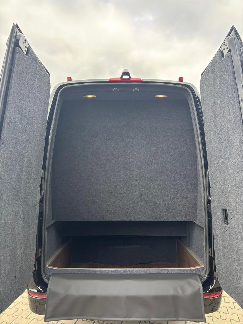 Minivan Mercedes Sprinter nero tre quarti, parcheggio Minivan Mercedes Sprinter nero tre quarti, parcheggio