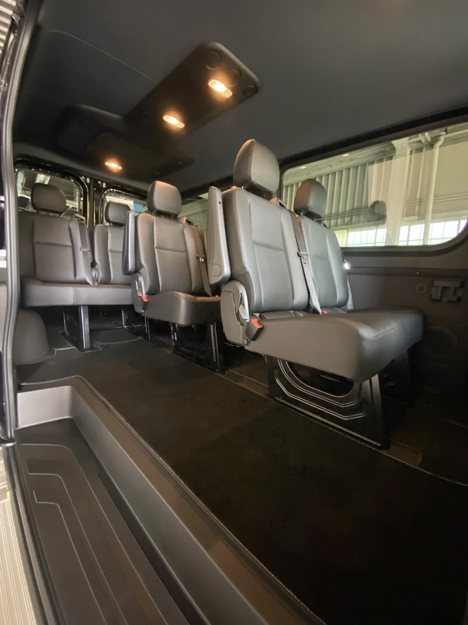 Minivan Mercedes Sprinter nero tre quarti, contesto urbano