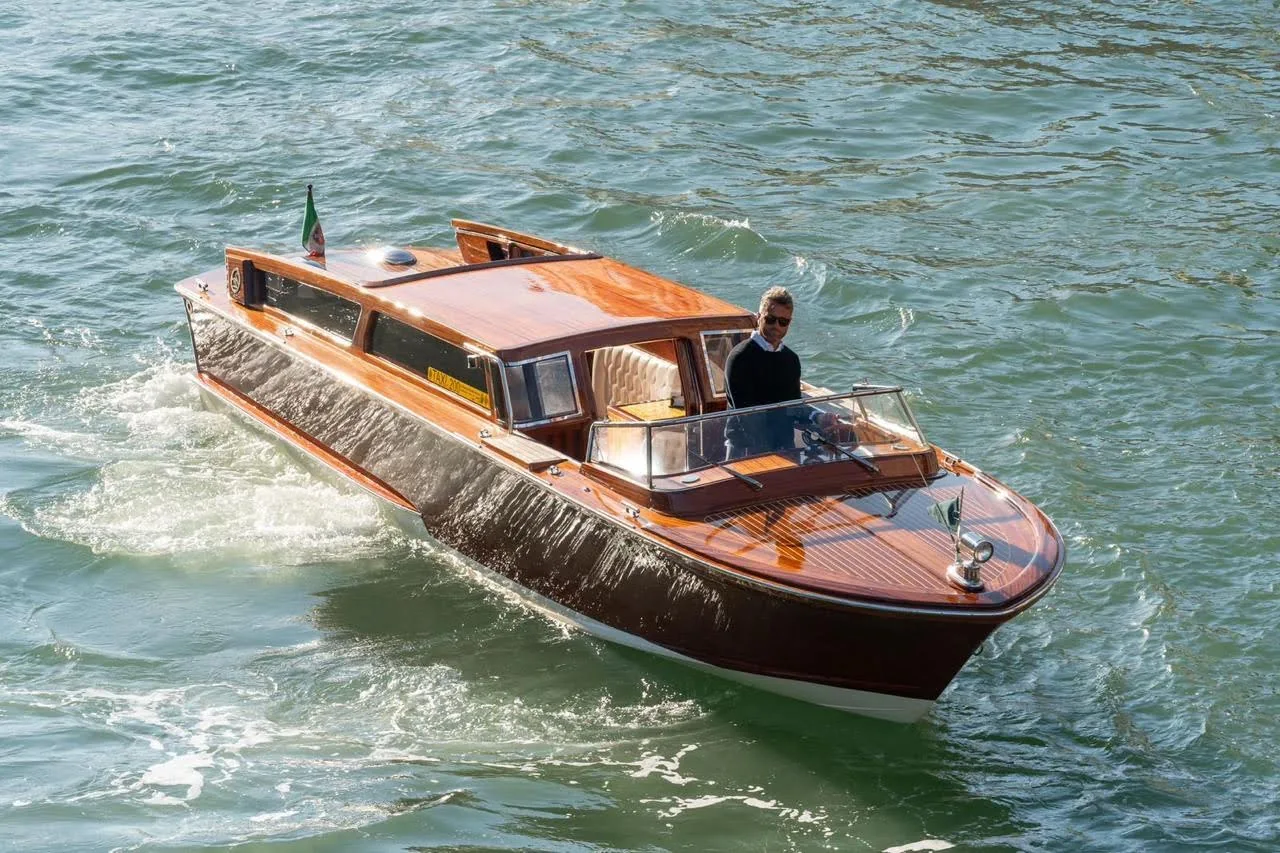 Water taxi veneziano in legno luxury in navigazione nella laguna Water taxi veneziano in legno luxury in navigazione nella laguna
