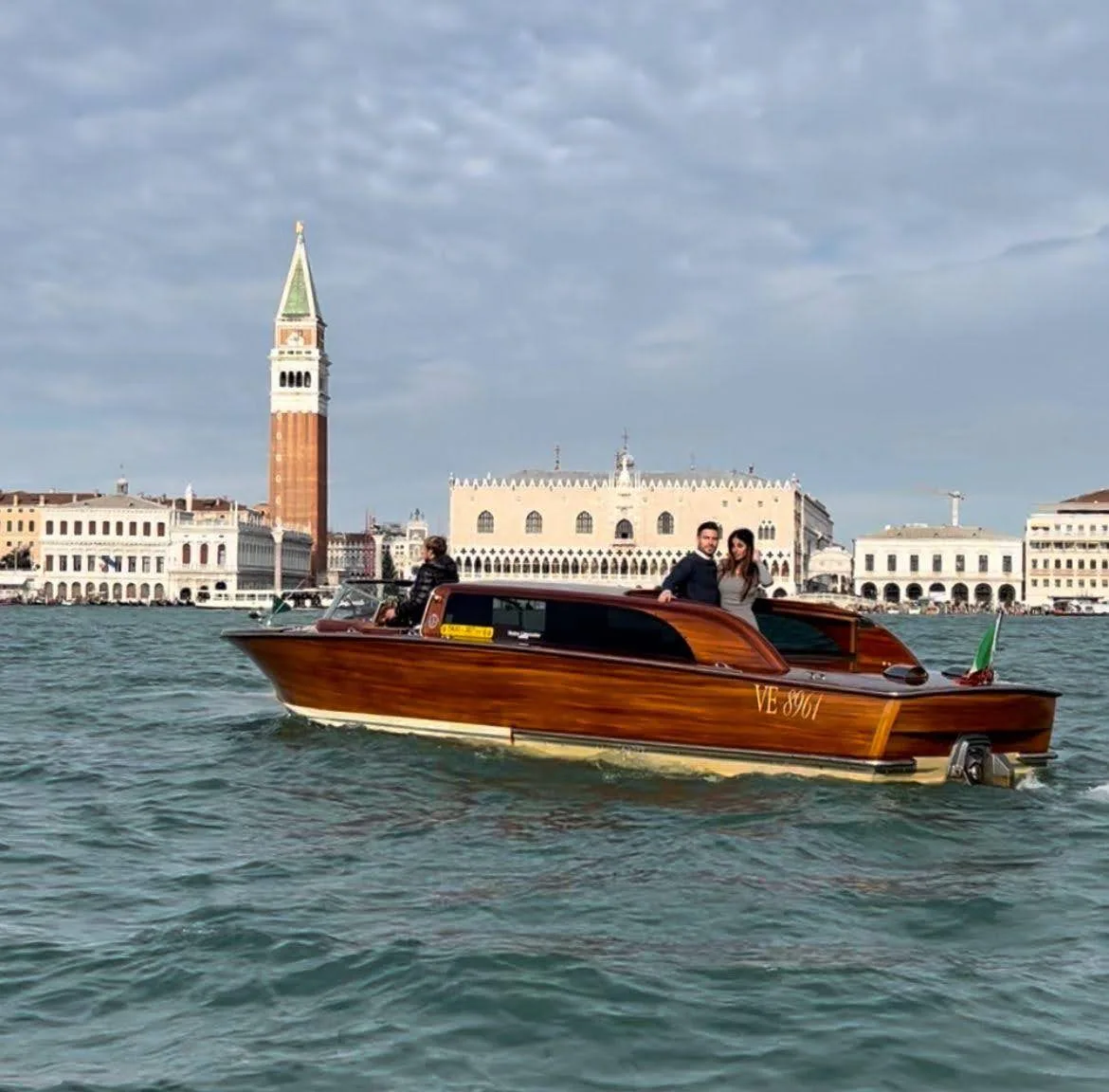 Water taxi veneziano in legno luxury ormeggiato Water taxi veneziano in legno luxury ormeggiato